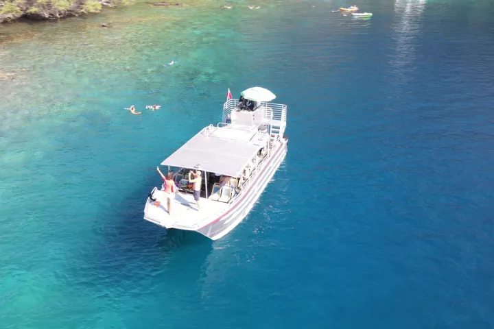 a small boat in a body of water